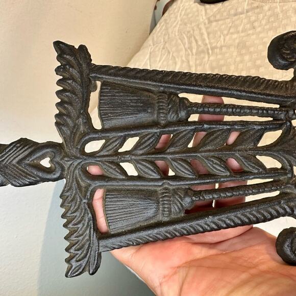 Vintage Cast Iron Trivets (4) Rare Farmhouse Kitchen Decor Country Living Decor - Picture 9 of 16
